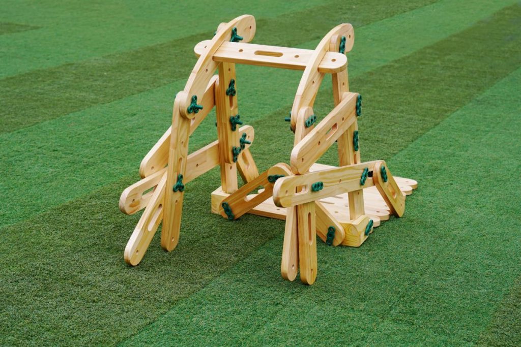 900-Piece Large Wooden Bolt & Nut Construction Set