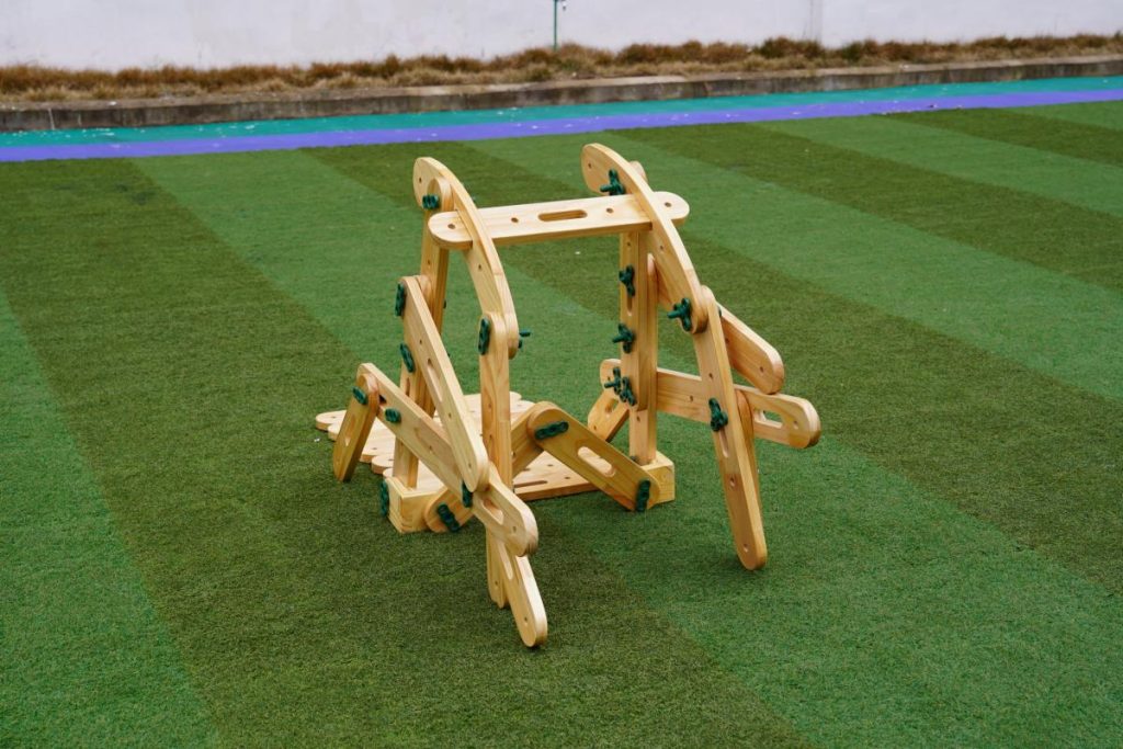 900-Piece Large Wooden Bolt & Nut Construction Set