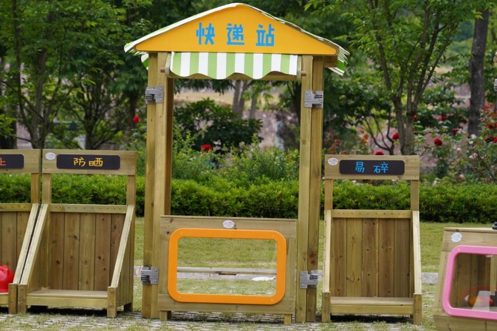 Wooden Pretend Play Delivery Station
