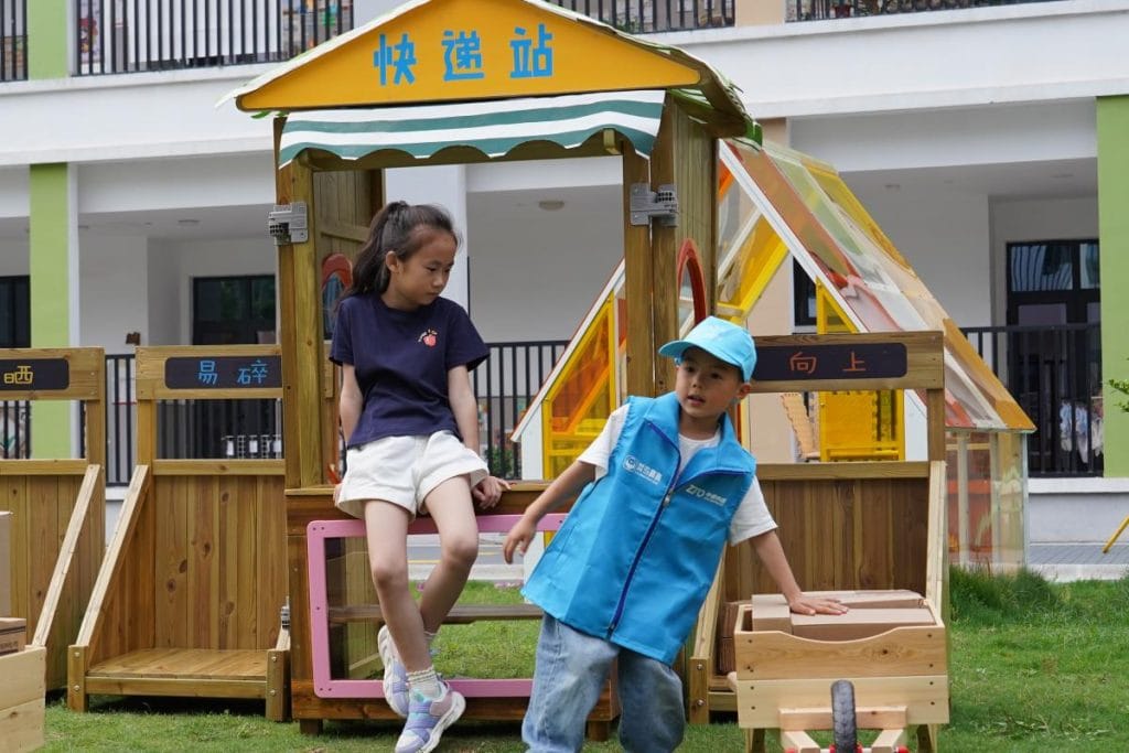 Wooden Pretend Play Delivery Station